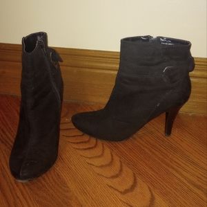 Black heeled bootie